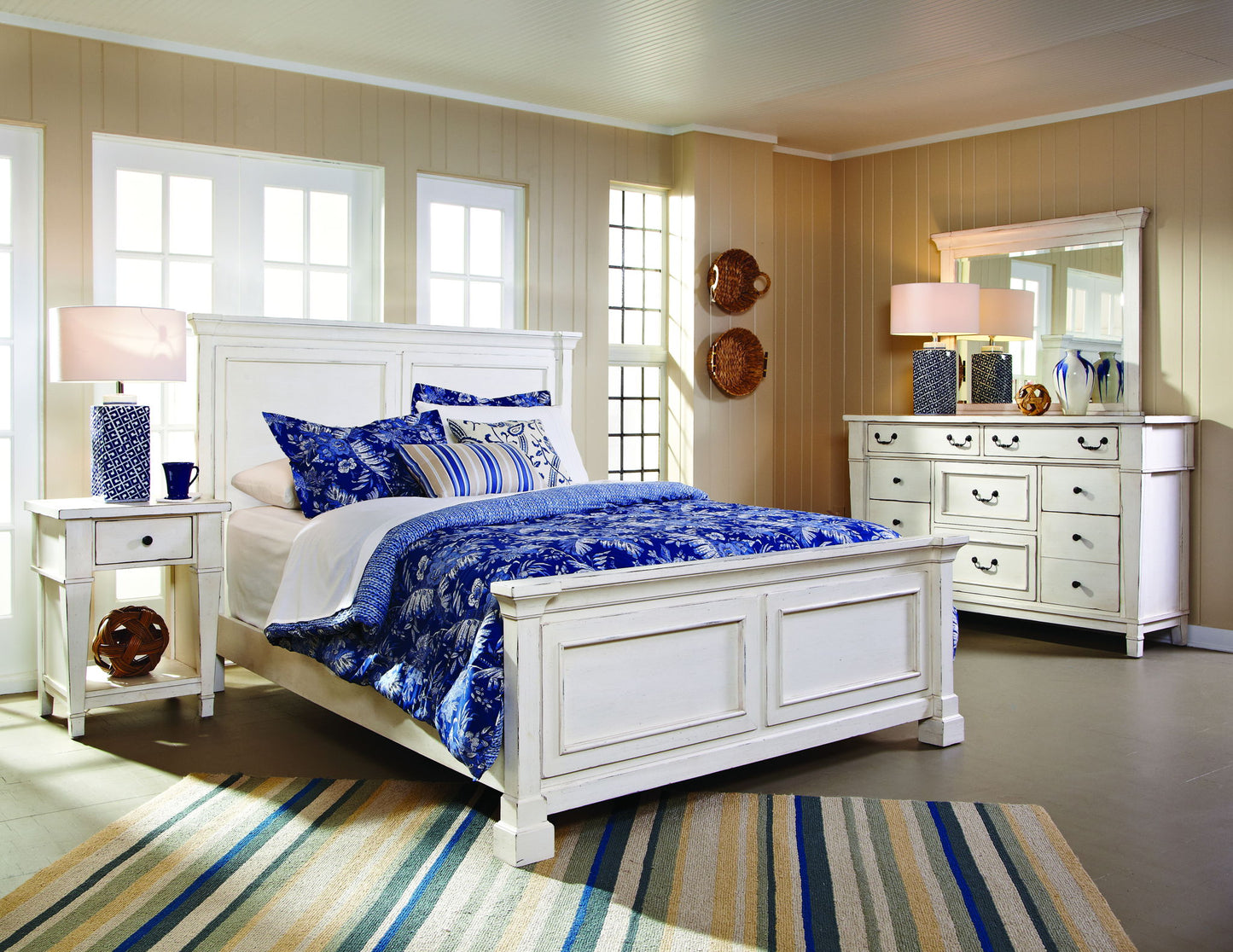 QUEEN BED, DR, MRSTONEY CREEK